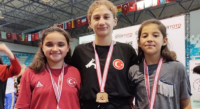 Burdurlu minik güreşçilerden gururlandıran başarı