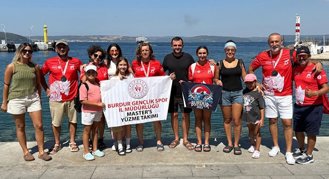 Burdurlu sporcular yüzerek kıtaları birleştirdi