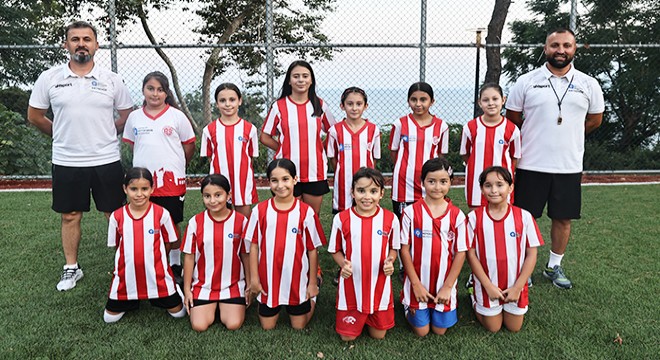 Büyükşehir'in Futbol Akademisi'nde kız çocukları da sahada