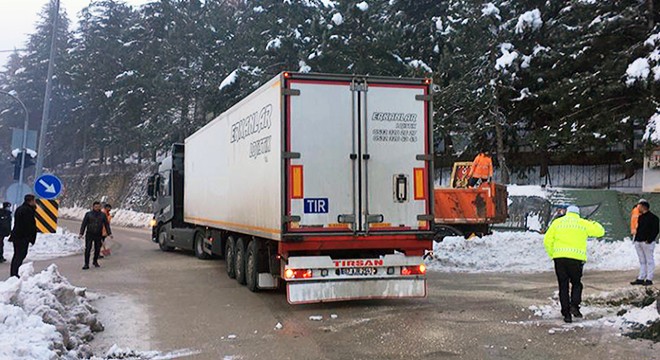 Buzlanma nedeniyle devrilen TIR trafiği aksattı