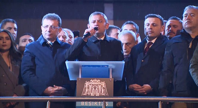 CHP Genel Başkanı Özel Beşiktaş Belediyesi önünde konuştu