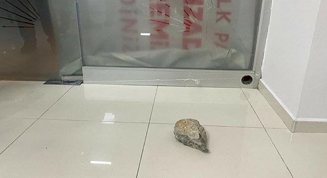 CHP ilçe başkanlığı binasına taşlı saldırı