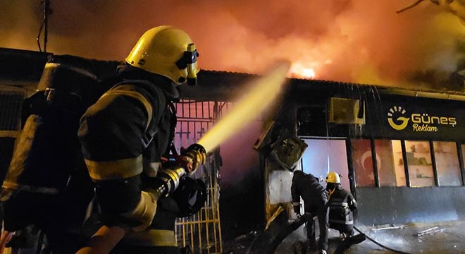 Çakmak dükkanında çıkan yangında 5 iş yeri hasar gördü