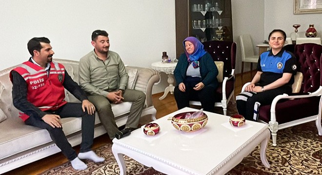 Çalınan altınlarını polis evinde teslim etti