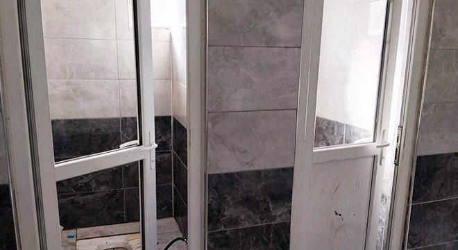 Cami tuvaleti tahrip edildi