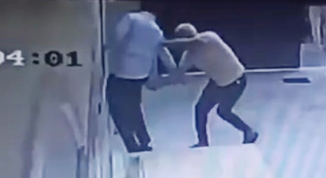 Camide uyuşturucu kullandı, müezzini bıçakladı