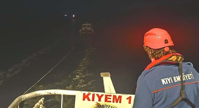 Çanakkale Boğazı'nda sürüklenen tekne kurtarıldı