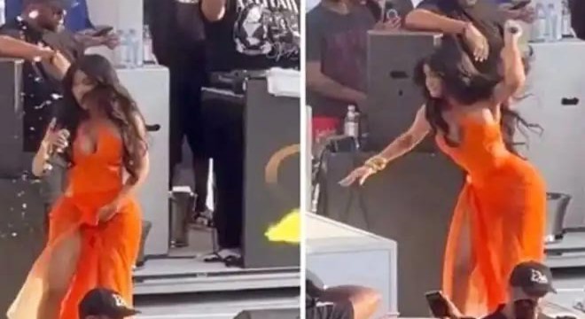 Cardi B'nin fırlattığı mikrofon 90 bin dolara alıcı buldu