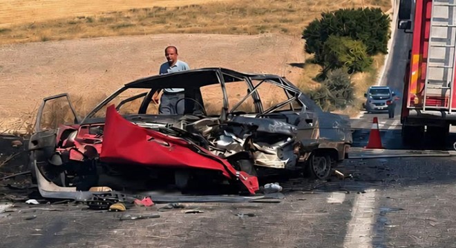 Çarpışan otomobillerden biri alev aldı: 1 ölü, 2 yaralı