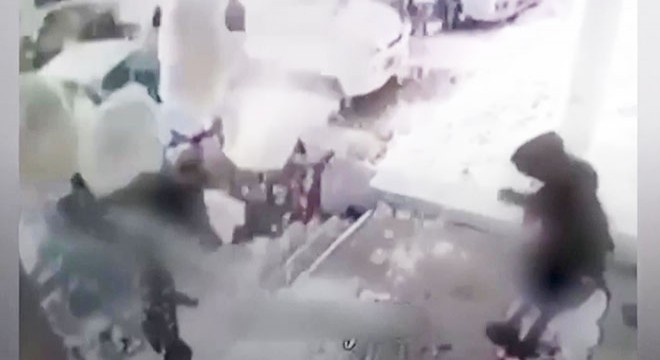 Çatıda biriken kar kütlesi, çocuğun üzerine düştü