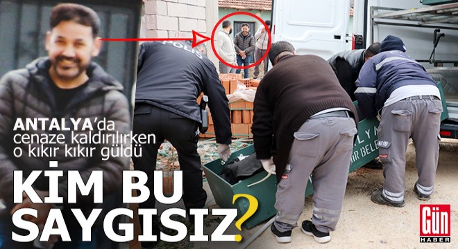 Cenaze kaldırılırken o kıkır kıkır güldü