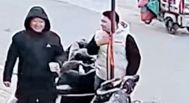 Çin'de beğeni toplamak isteyen gencin direkle imtihanı