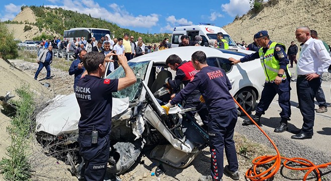 Ciple çarpışan otomobilin motoru yola savruldu