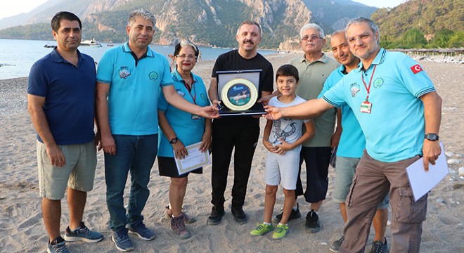 Çıralı'daki gönüllü deniz kaplumbağası koruyucularına plaket