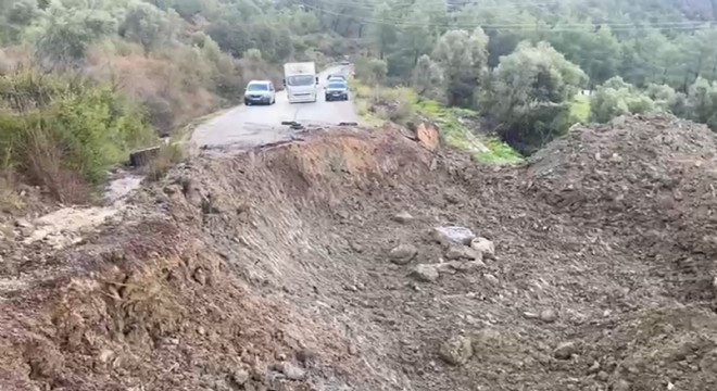 Çıralı yolu çöktü