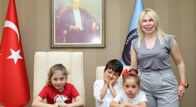 Çocuklar rektörlük koltuğunda