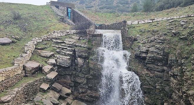 Dağlar karla kaplandı, Toprak Düdeni şelalesi coştu