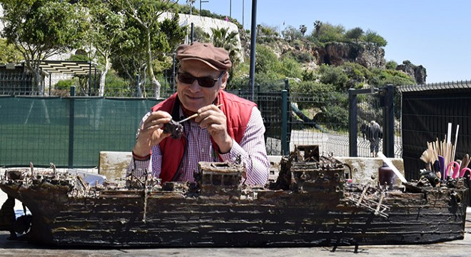 Dalış eğitmeni, Antalya'da batan geminin maketini yaptı