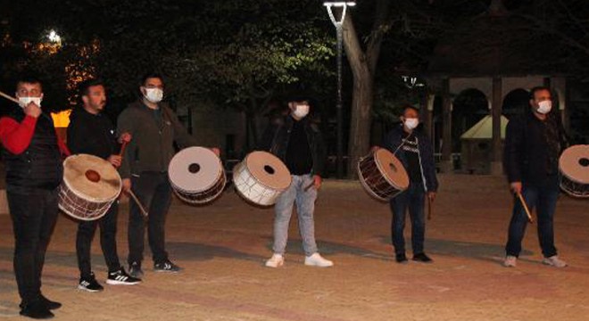 Davulcular, bahşişlerin pencereden atılmasını istedi