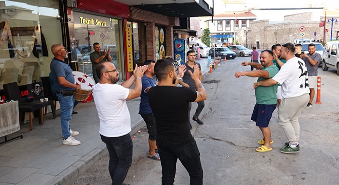 Davullu zurnalı damat tıraşı geleneğini sürdürdü