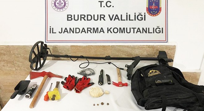 Dedektörle tarihi eser ararken yakalandı