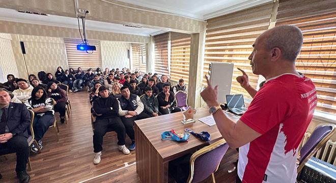 ‘Demir Adam'dan öğrencilere tavsiye: Asla pes etmeyin