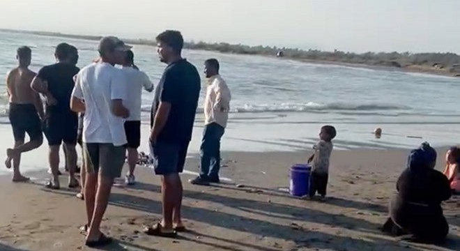 Denize giren 5 kişilik aileden 3'ü boğuldu