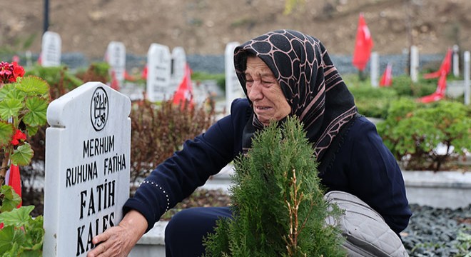 Depremin 2'nci yıl dönümünde mezarlıklarda yoğunluk