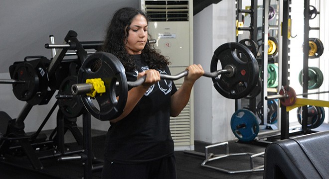 Depremzede Zehra, bilek gücüyle hayata yeniden tutundu