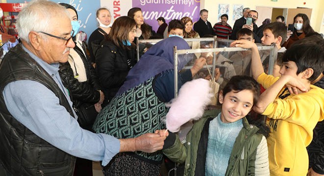 Depremzede çocuklara pamuk şeker