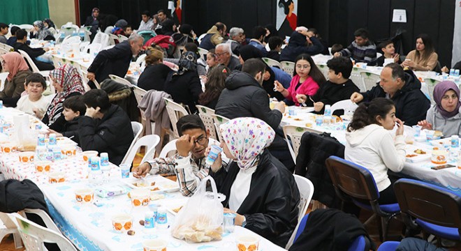 Depremzedeler için iftar