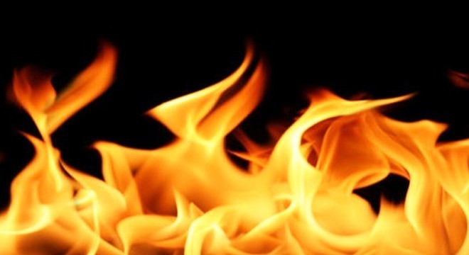 Depremzedelerin kaldığı pansiyonunun çatısı yandı