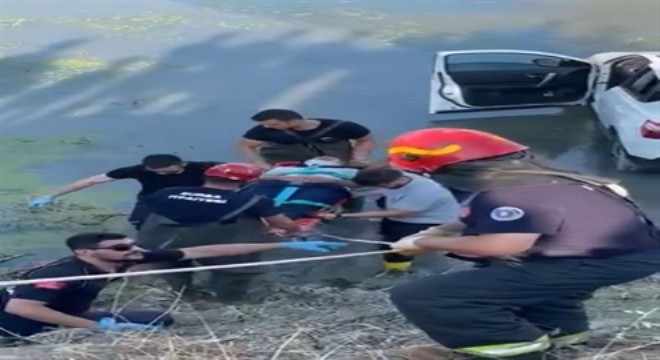 Dereye düşen cipin sürücüsü kurtarıldı