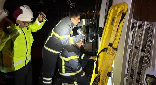 Devrilen TIR'ın kabinine sıkışan sürücüyü itfaiye kurtardı