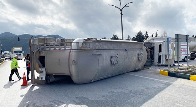 Devrilen TIR'ın sürücüsü yaralandı