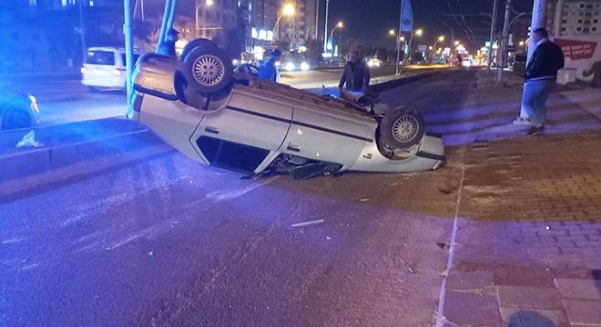 Devrilen otomobilin sürücüsü yaralandı