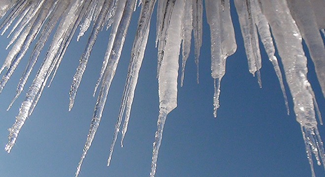Donan şelaledeki buz sarkıtı can aldı: 1 ölü, 6 yaralı