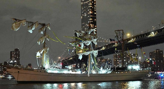 Donanma gemisi Brooklyn Köprüsü'ne çarptı: 2 ölü, 19 yaralı
