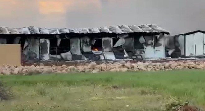 Döşemealtı'nda 12 konteyner yandı