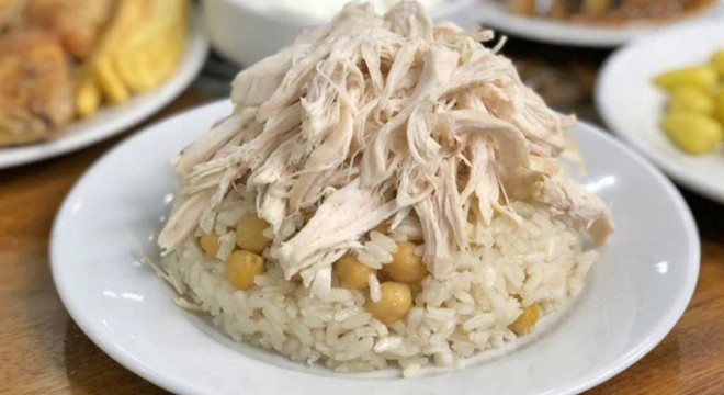 Düğünde tavuklu pilav yiyen 22 kişi zehirlendi