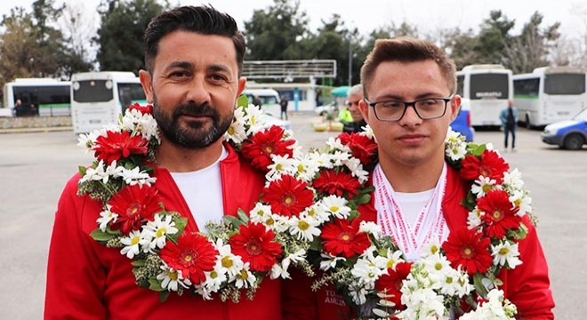 Dünya rekoru kıran down sendromlu Emirhan'a özel karşılama