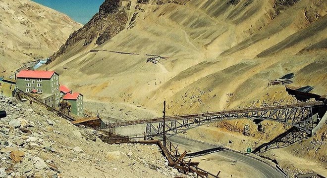 Dünyanın en büyük bakır madeninde göçük: 6 ölü