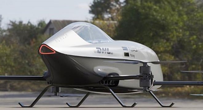 Dünyanın ilk uçan elektrikli yarış otomobili görücüye çıktı