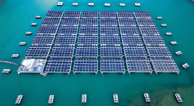Dünyanın ilk yüksek rakımlı yüzer güneş enerjisi devreye girdi