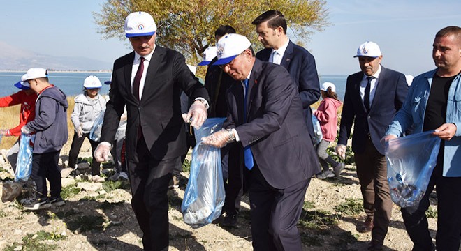 Eğirdir Gölü'nde çevre temizliği