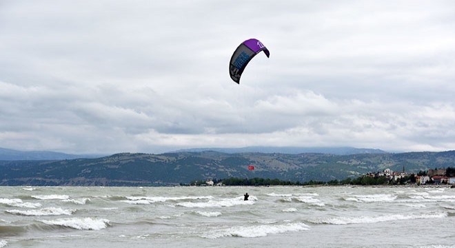 Eğirdir Gölü'nde kitesurf yaptı