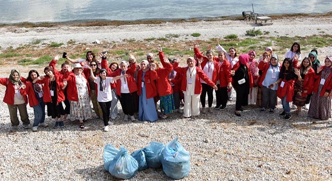 Eğirdir Gölü'nde temizlik yaptılar