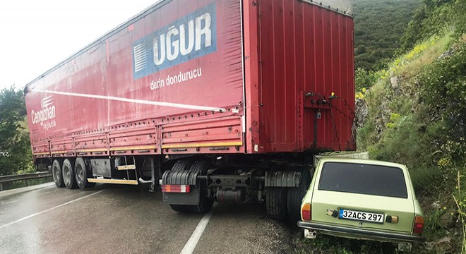 Eğirdir’de TIR ile otomobil çarpıştı