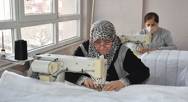 Eğirdir'de depremzedeler için uyku tulumu üretiliyor