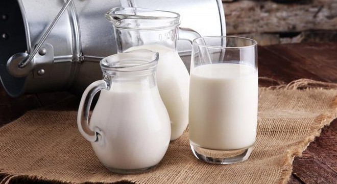 Eğirdir'de süt tankeri devrildi